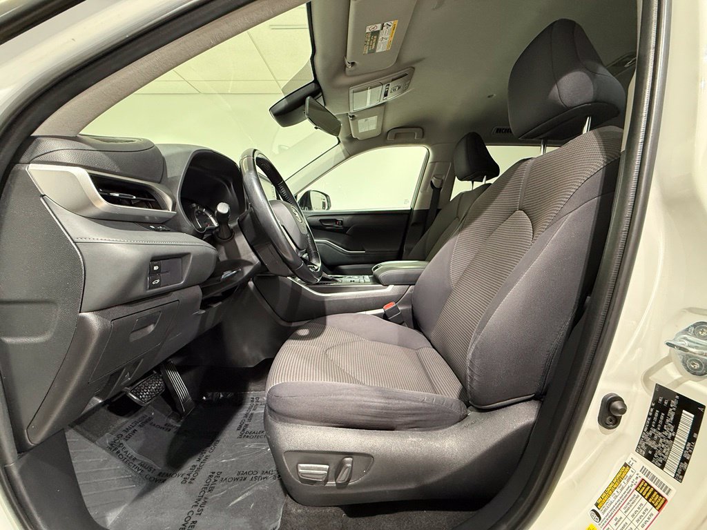 Used 2021 Toyota Highlander LE AWD/4WD image 13