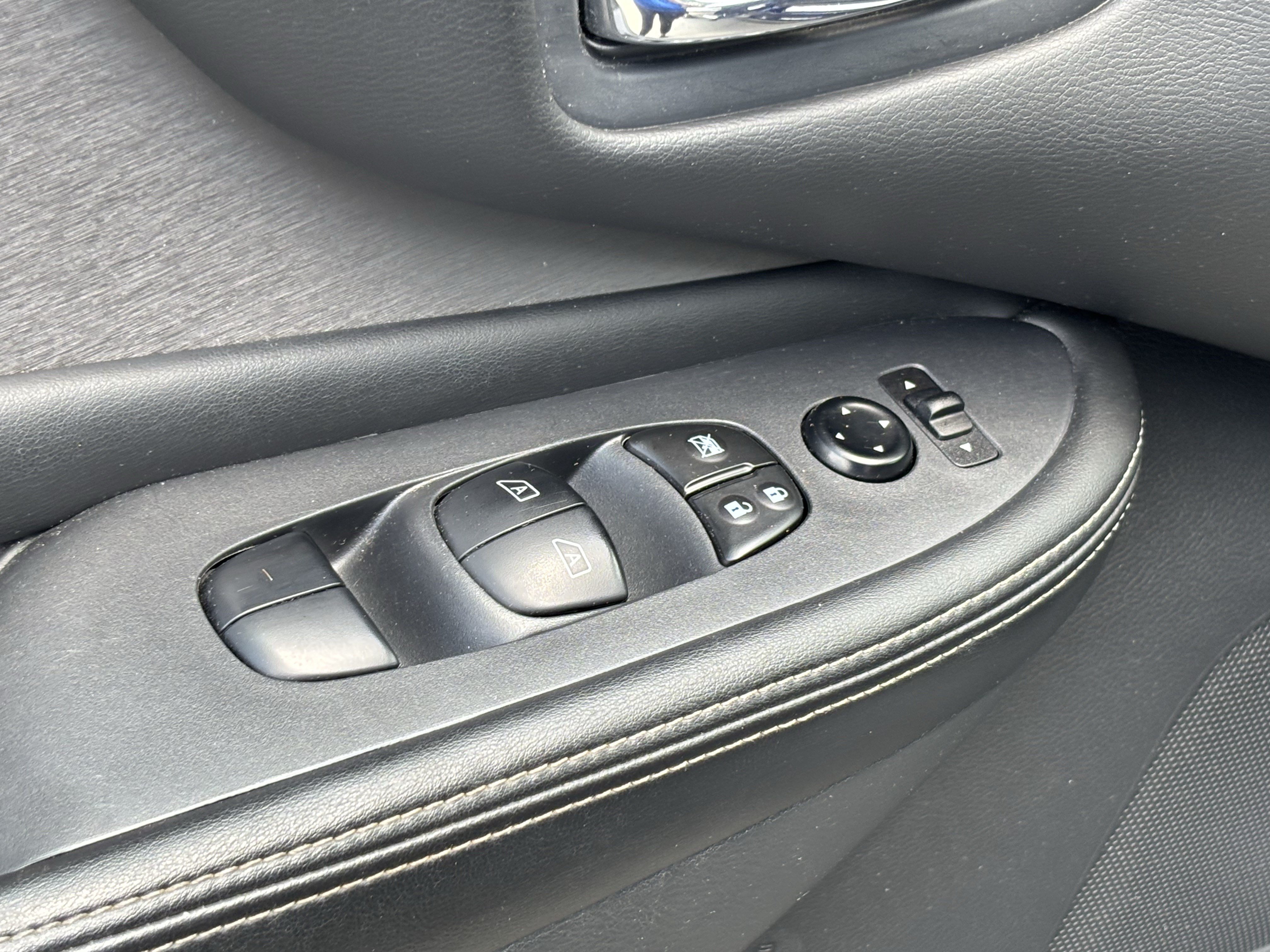 Used 2023 Nissan Murano S AWD/4WD image 15