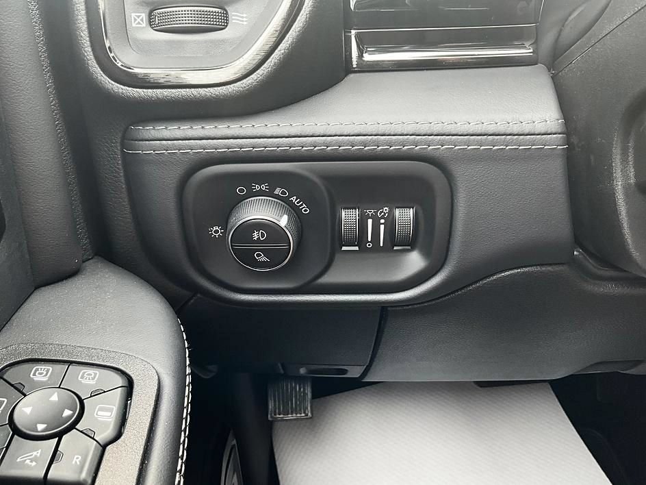 New 2026 RAM 3500 Limited AWD/4WD image 19