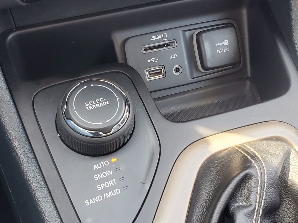 Used 2016 Jeep Cherokee Limited AWD/4WD image 27