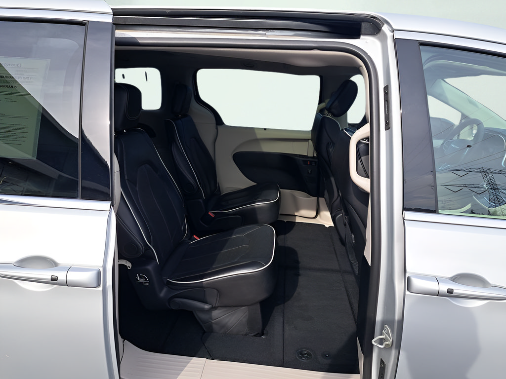 Used 2024 Chrysler Pacifica Limited FWD image 14