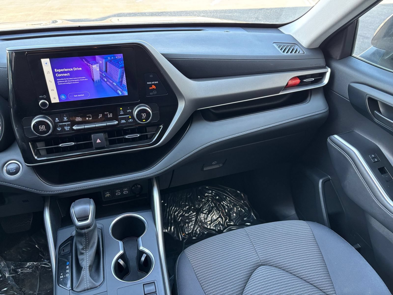Used 2025 Toyota Highlander LE FWD image 34