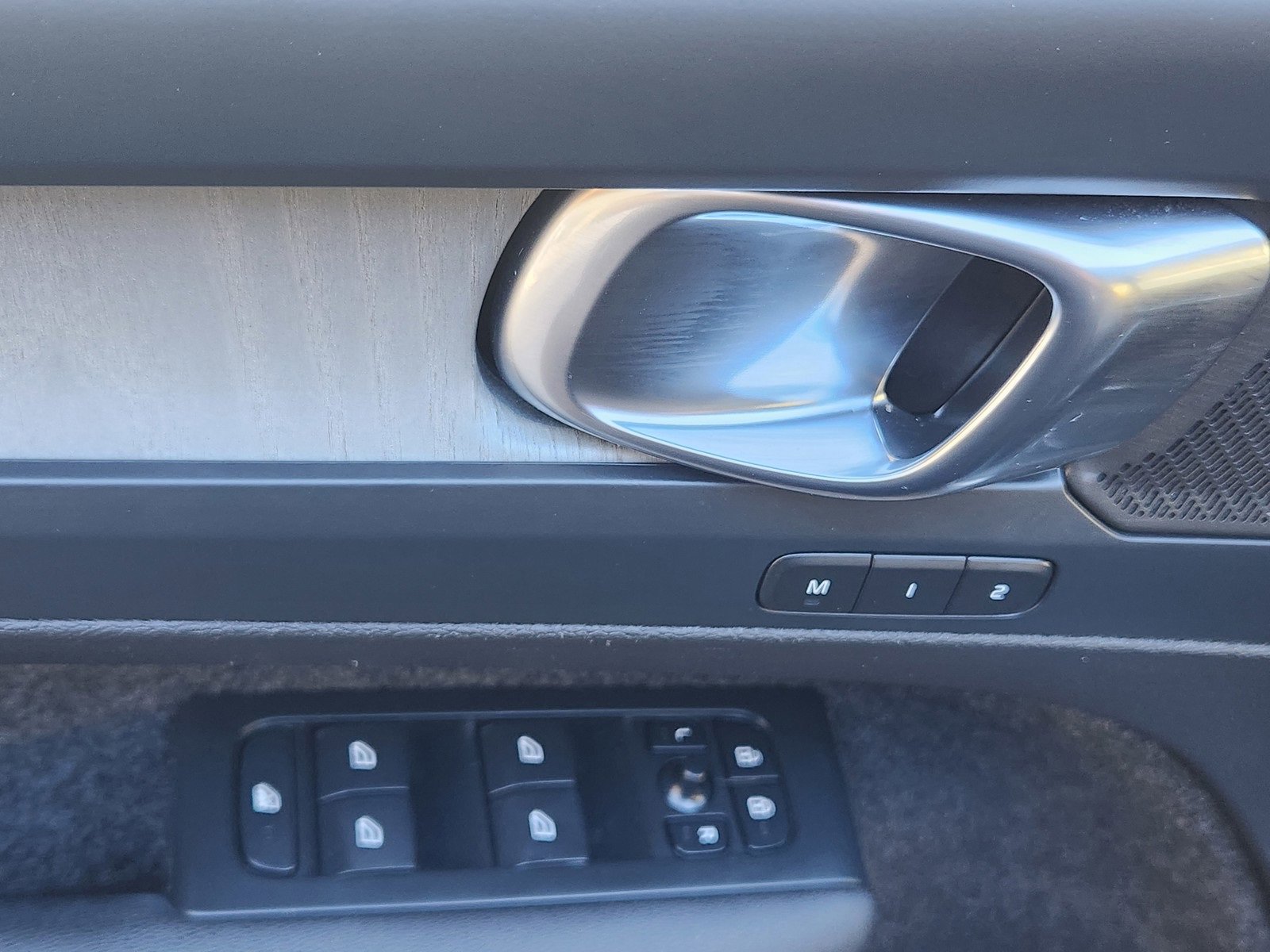 Used 2023 Volvo XC40 B4 Ultimate image 33