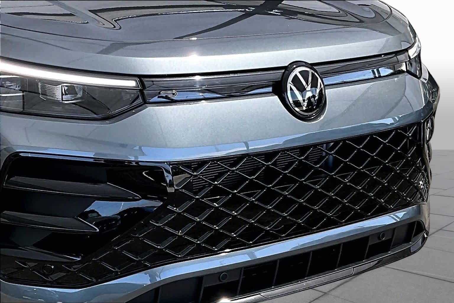 Used 2025 Volkswagen Tiguan SE R-Line FWD image 58