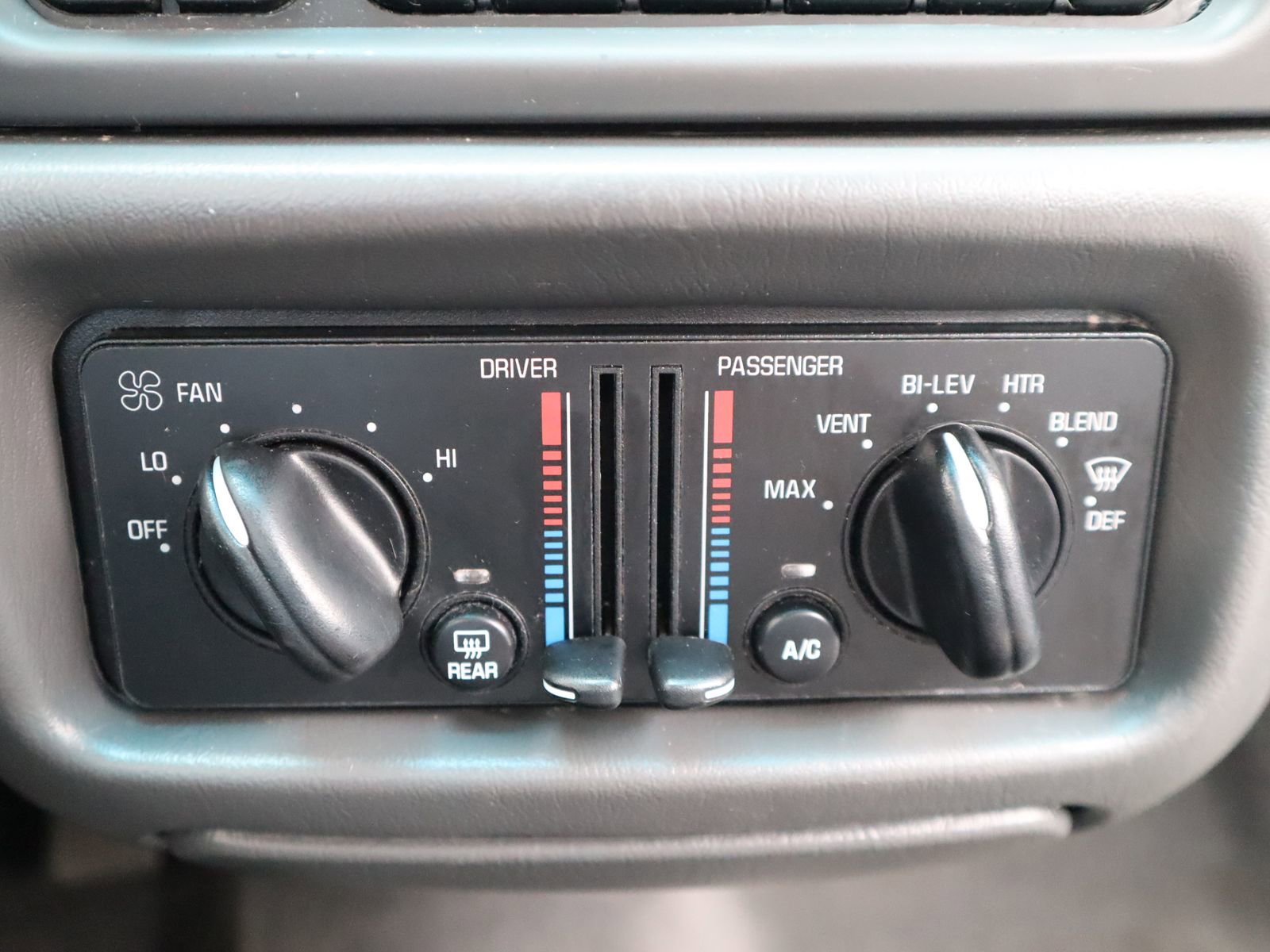 Used 2003 Buick Century Custom image 35