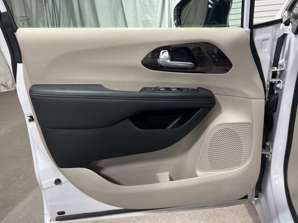 Used 2024 Chrysler Pacifica Limited image 23