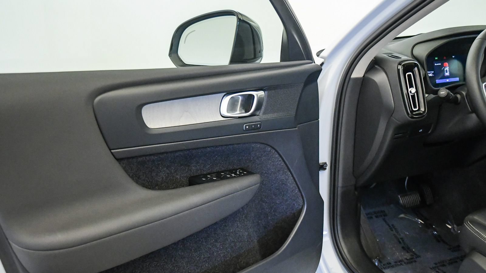 Certified 2026 Volvo XC40 B5 Plus AWD/4WD image 26