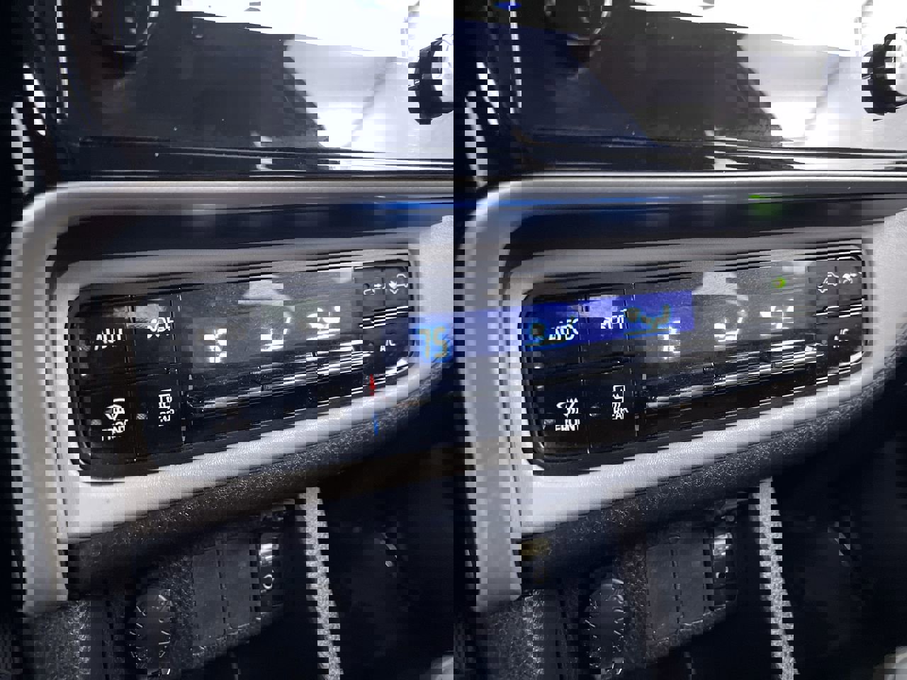 Used 2017 Toyota Corolla LE image 16