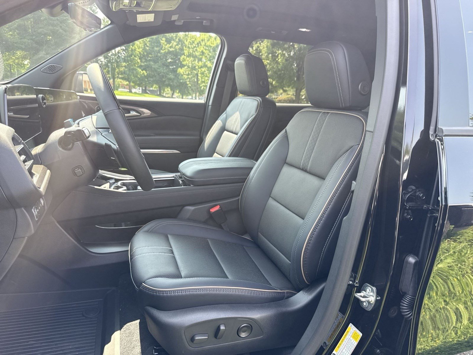 New 2026 Chevrolet Traverse High Country w/ LPO, Floor Liner Package AWD/4WD image 11