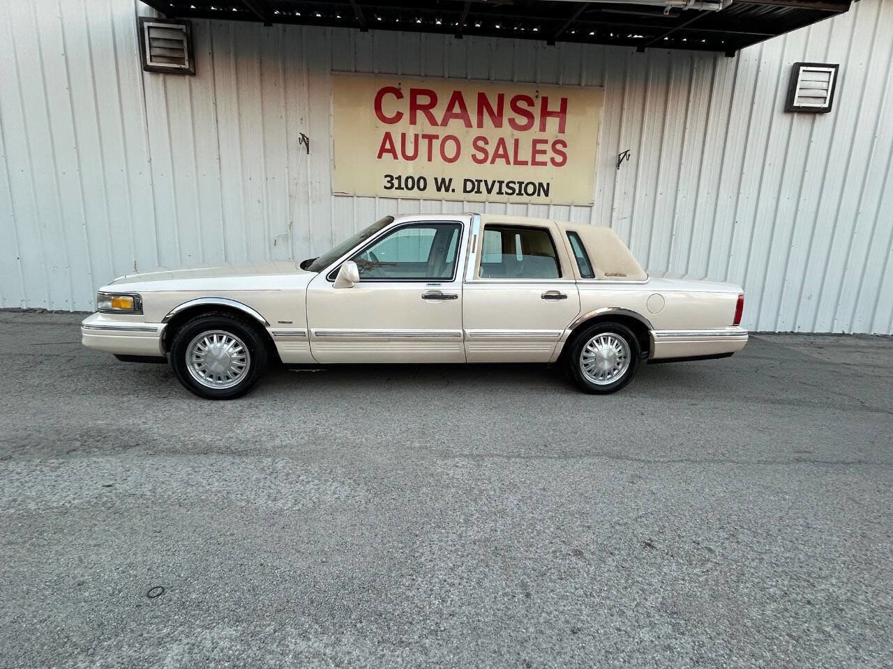 Used 1997 Lincoln Town Car Cartier image 2