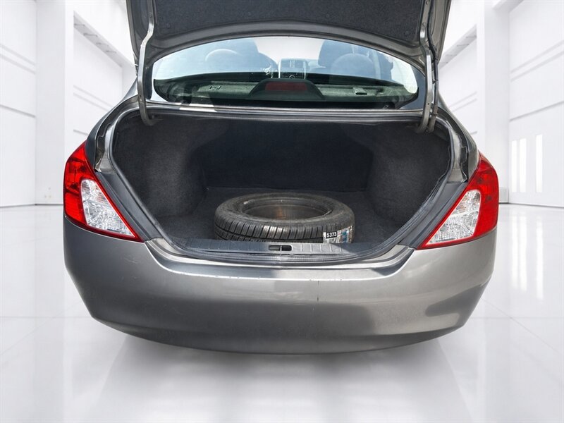 Used 2012 Nissan Versa SV FWD image 17