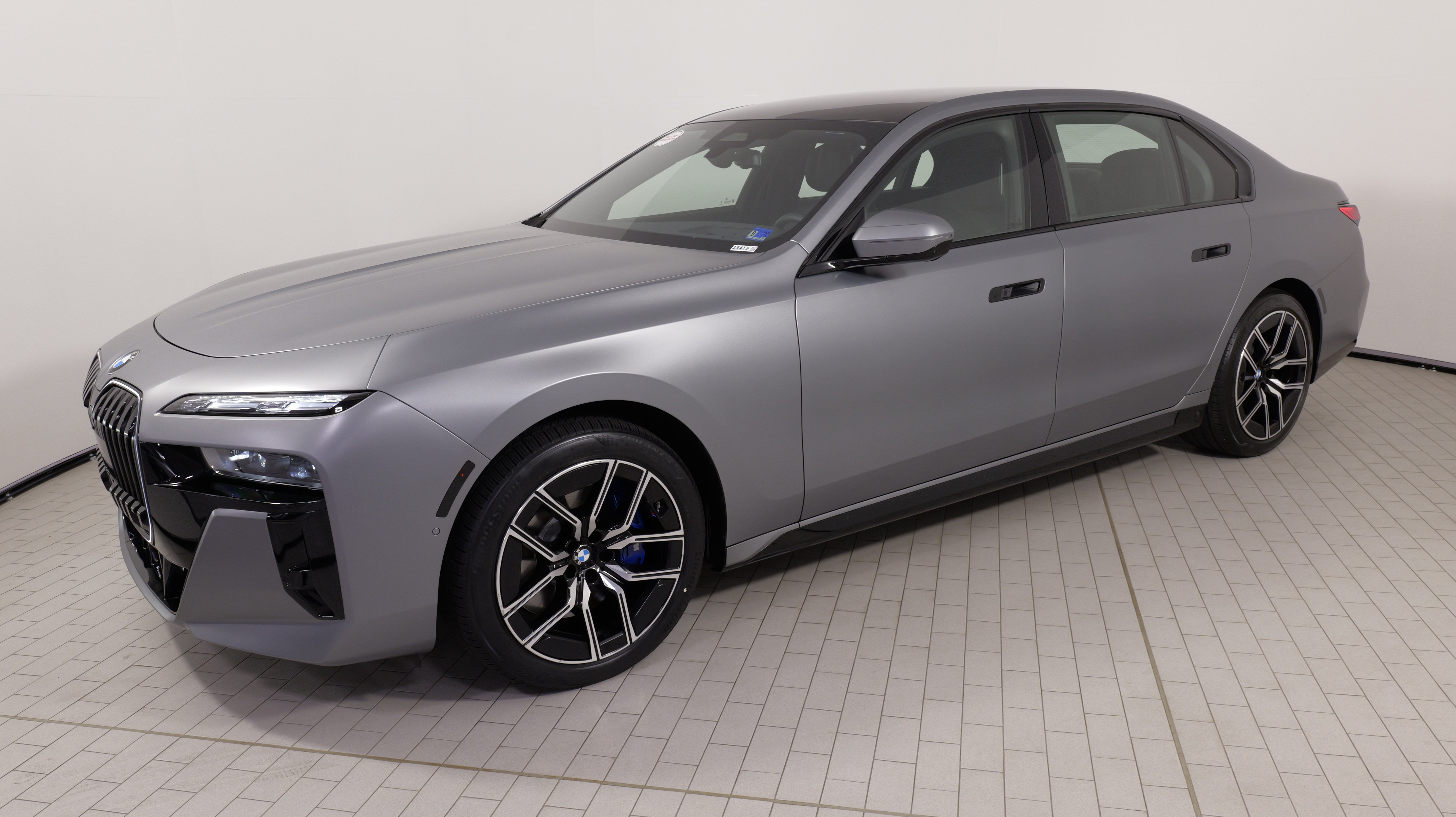 Used 2025 BMW 760i xDrive AWD/4WD image 1