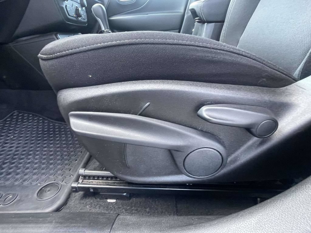 Used 2023 Jeep Renegade Latitude AWD/4WD image 16