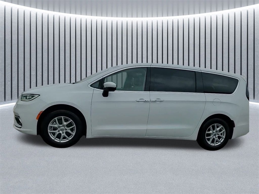 Used 2023 Chrysler Pacifica Touring-L image 18