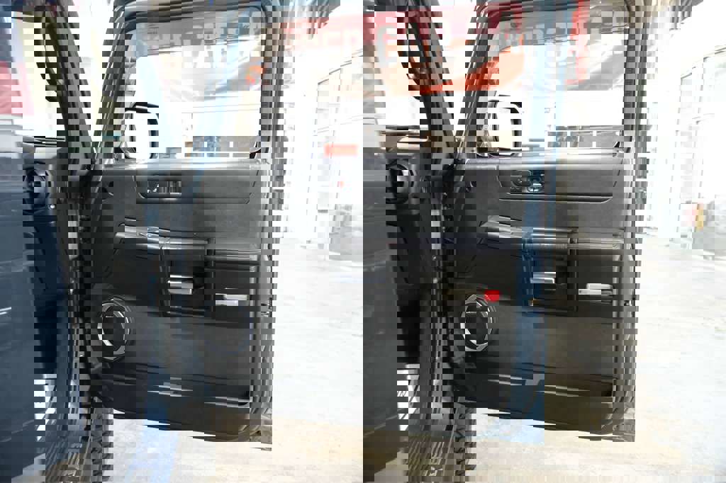 Used 2005 HUMMER H2 w/ Preferred Equipment Group image 32