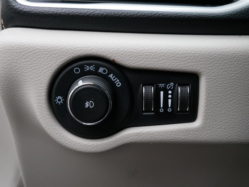 Used 2024 Chrysler Pacifica Limited FWD image 16