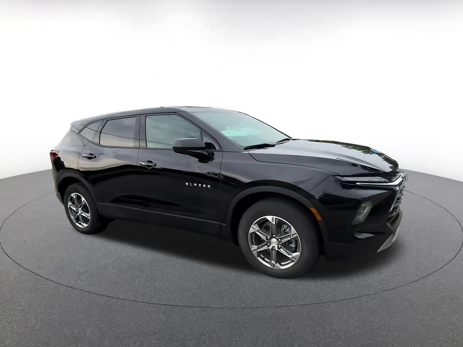 Used 2026 Chevrolet Blazer LT AWD/4WD image 2