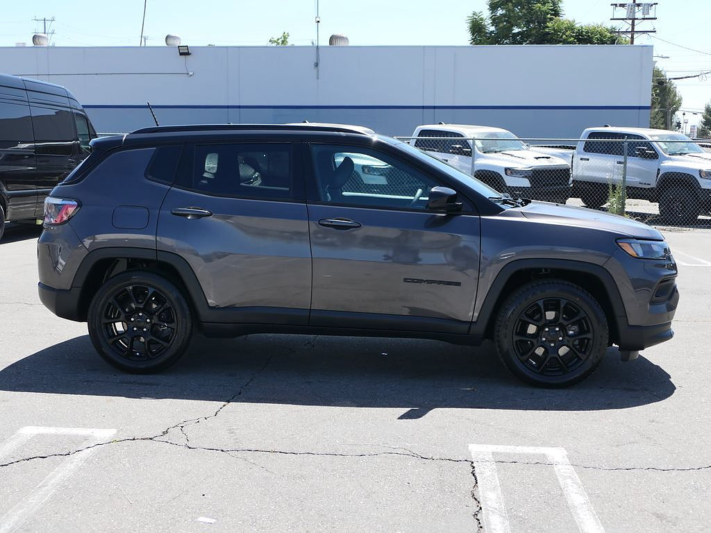 Used 2022 Jeep Compass Latitude FWD image 2