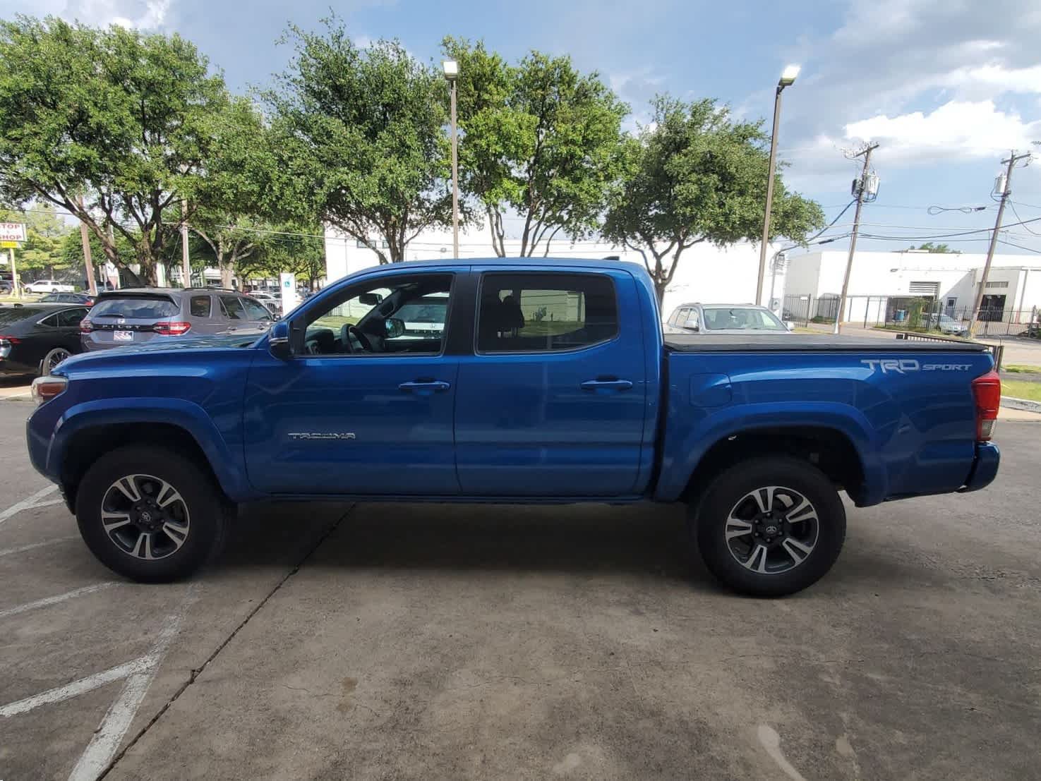 Used 2017 Toyota Tacoma TRD Sport w/ Tow Package RWD image 3