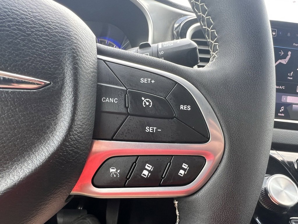 Used 2025 Chrysler Pacifica Select image 21