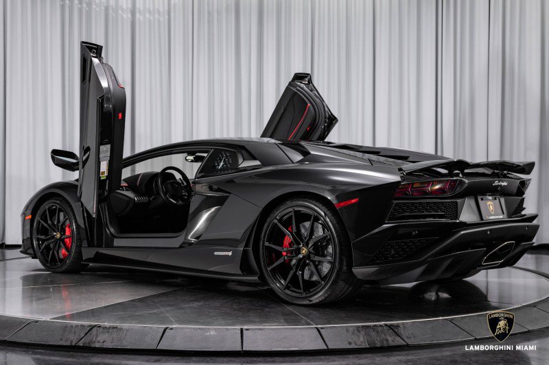 Used 2018 Lamborghini Aventador S image 25