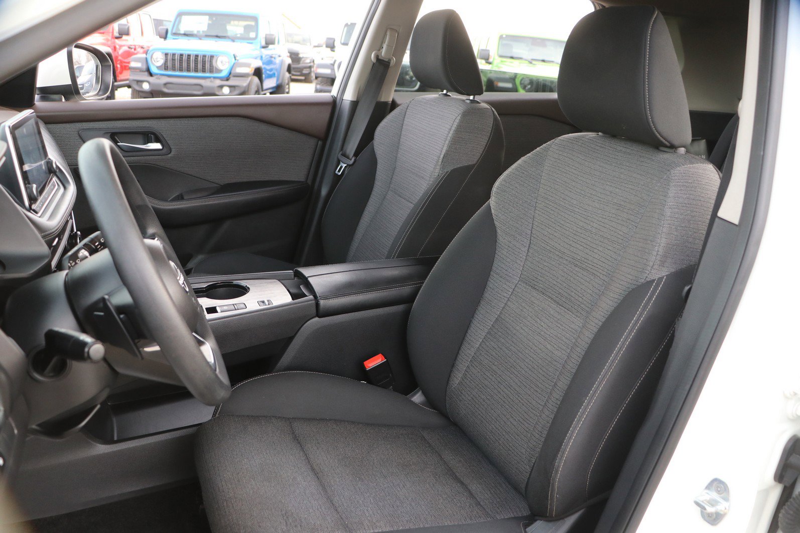 Used 2023 Nissan Rogue SV image 14