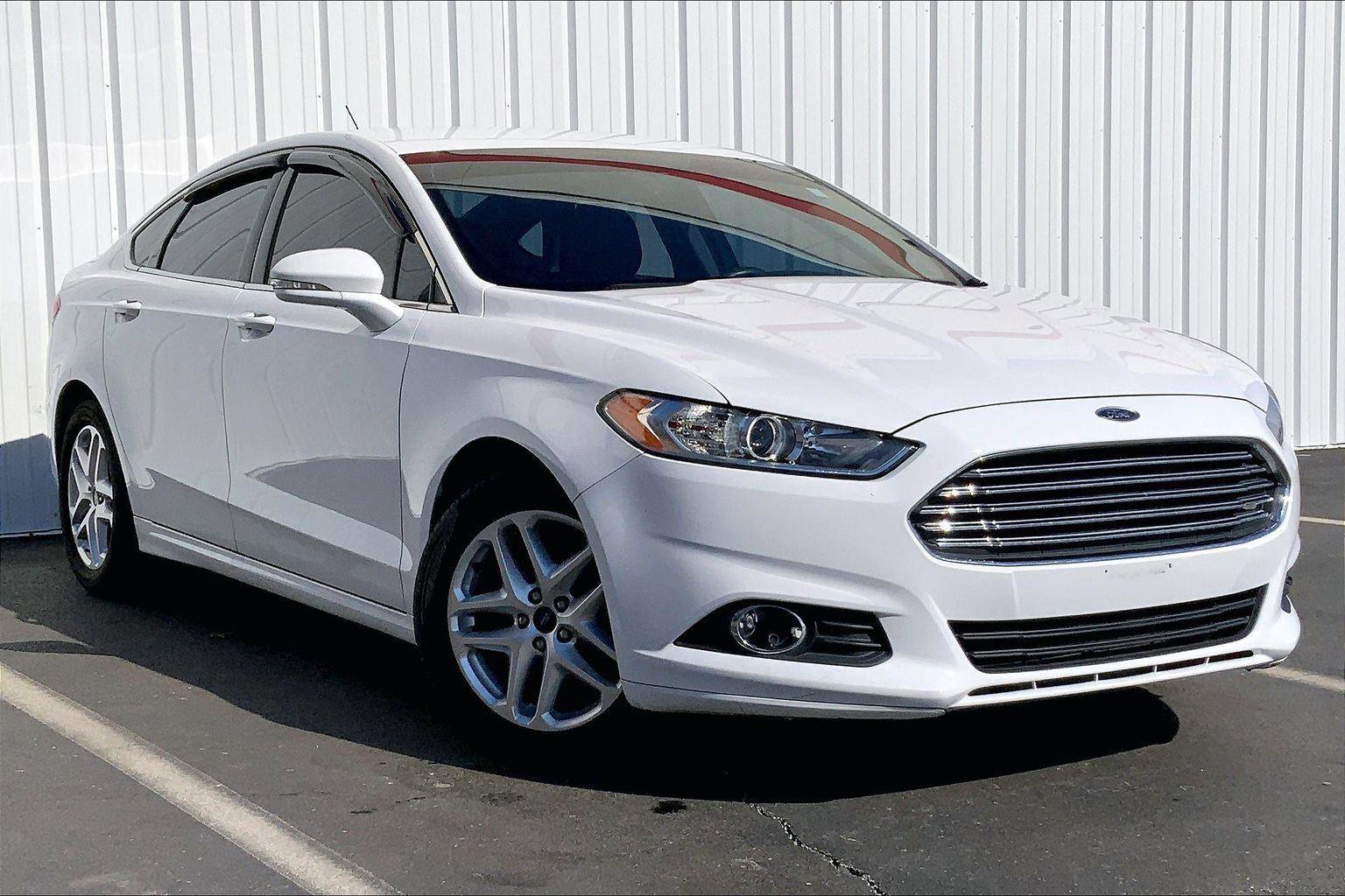Used 2015 Ford Fusion SE w/ Equipment Group 202A image 2