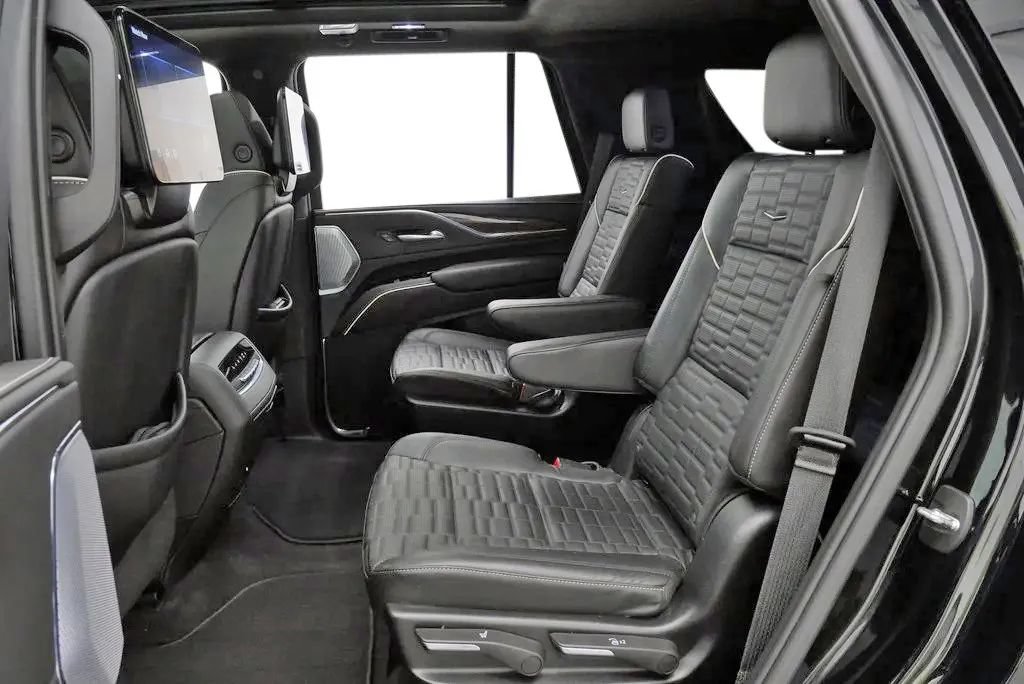 Used 2024 Cadillac Escalade Premium Luxury Platinum AWD/4WD image 19
