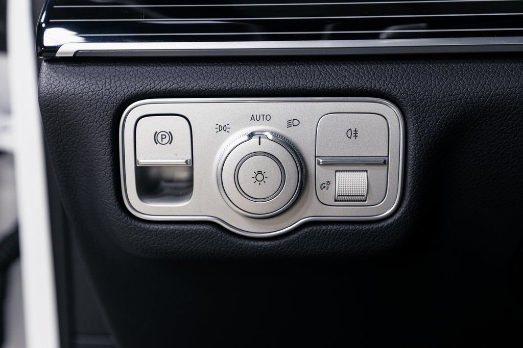 Used 2025 Mercedes-Benz GLE 450e 4MATIC w/ AMG Line Interior image 10