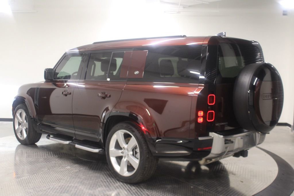 Used 2023 Land Rover Defender 130 SE image 3