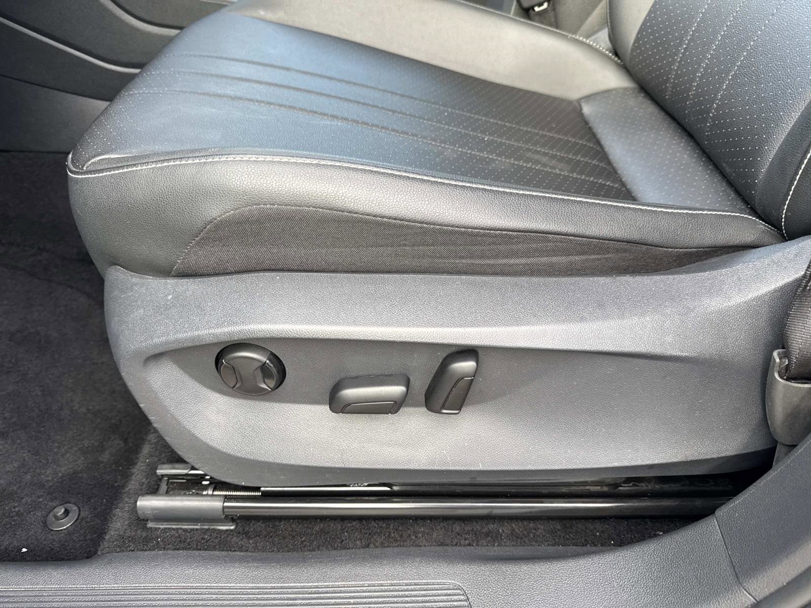 Certified 2023 Volkswagen Tiguan SE image 14