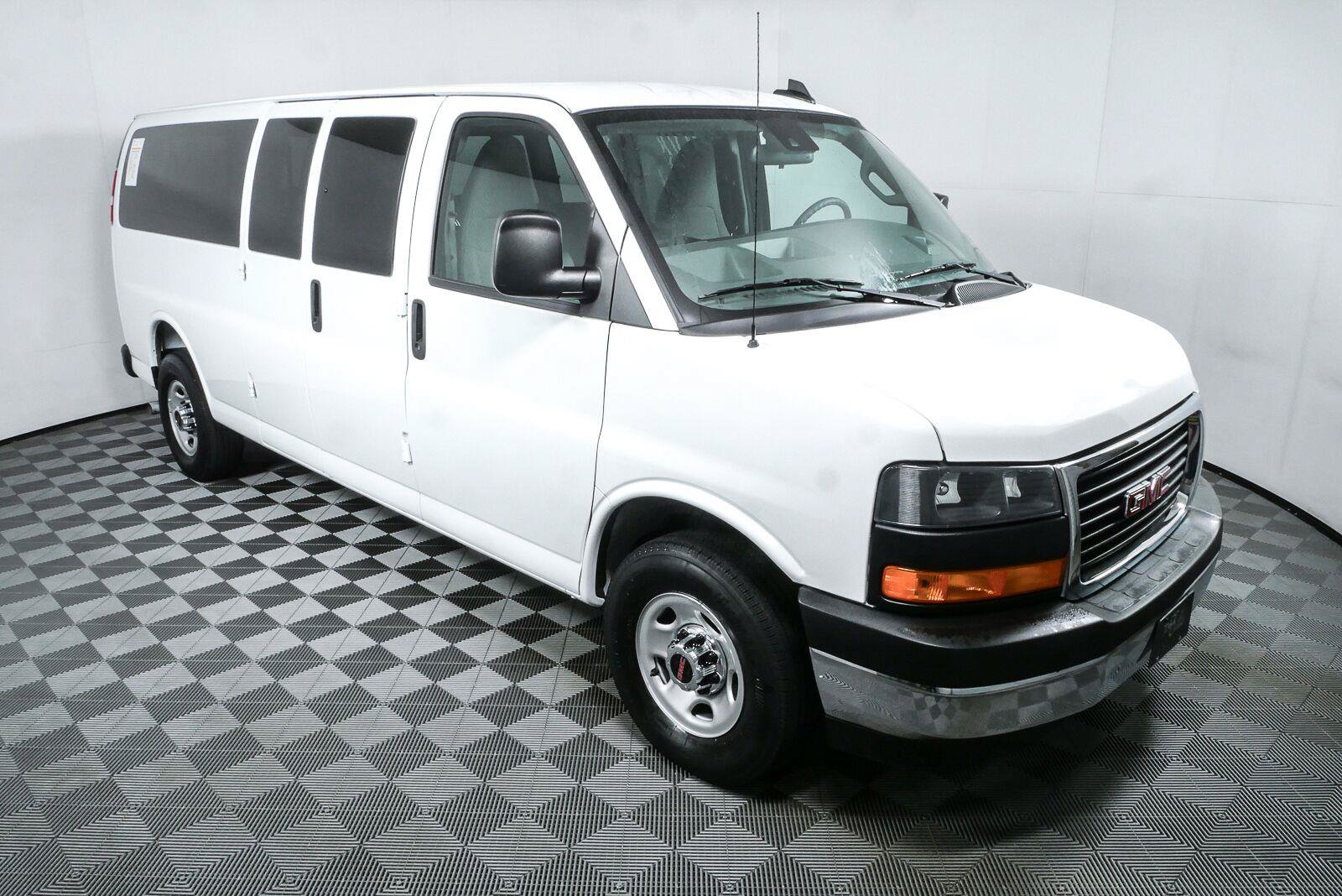 Used 2025 GMC Savana 3500 LT w/ LT Preferred Equipment Group RWD image 1