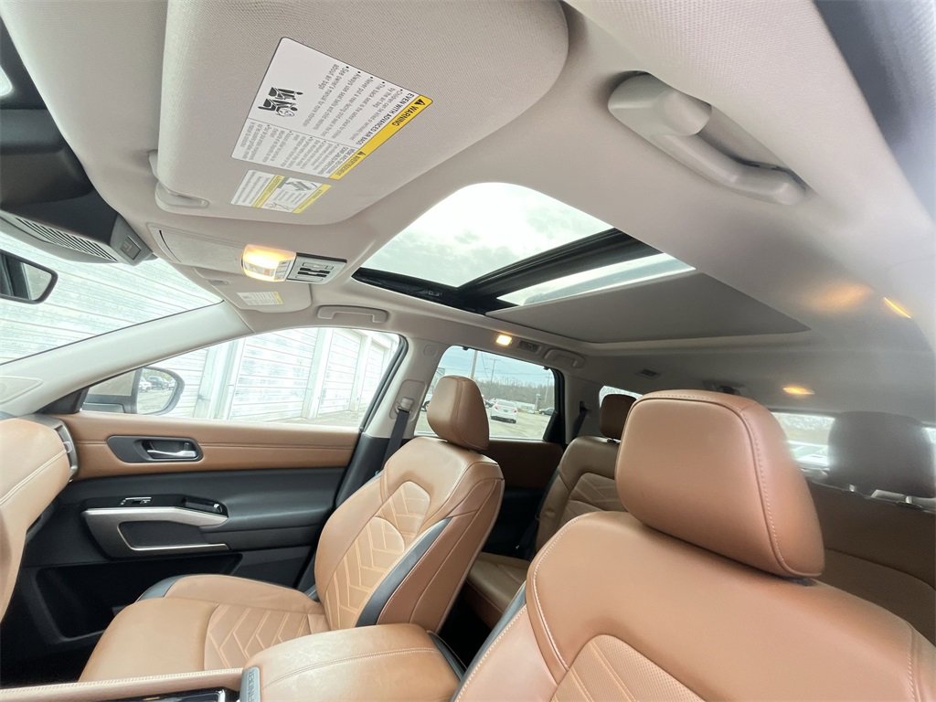 Used 2024 Nissan Pathfinder Platinum w/ Cargo Package image 22