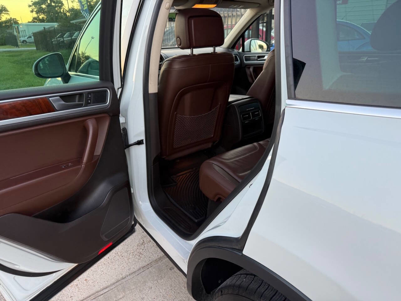 Used 2013 Volkswagen Touareg TDI image 17