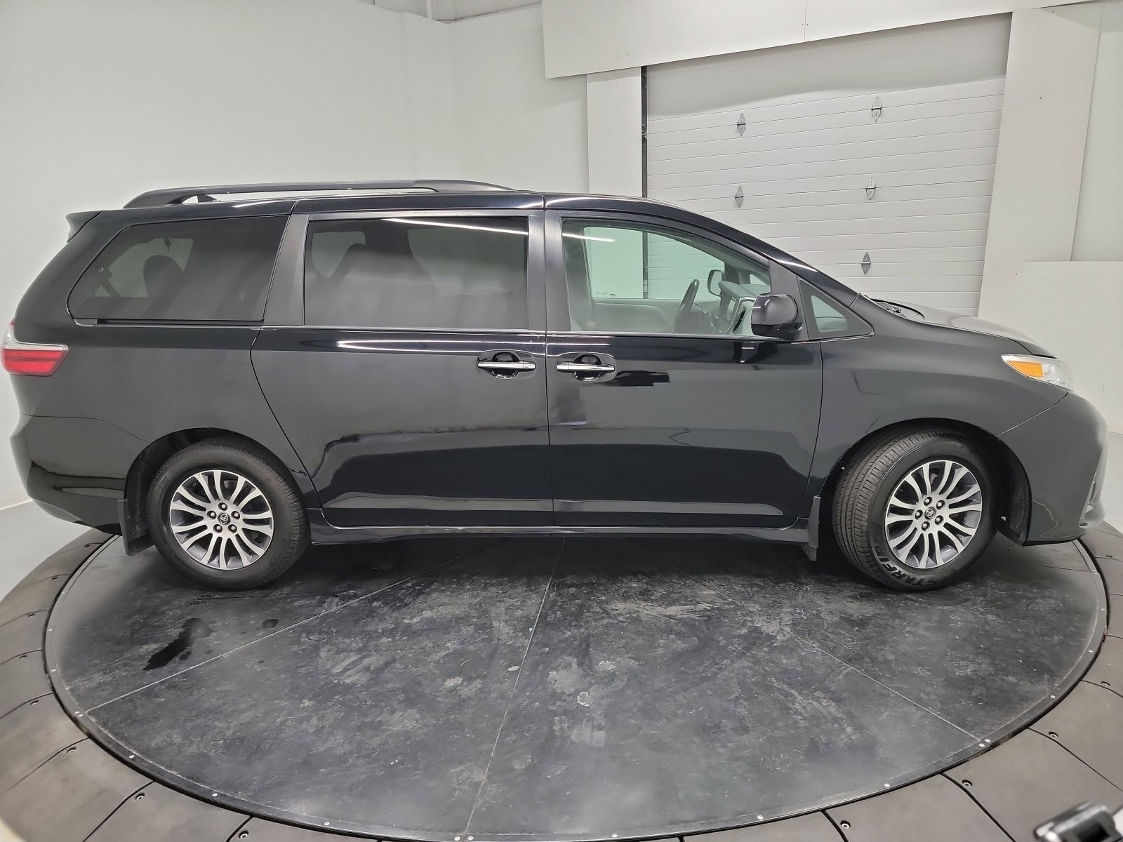 Used 2019 Toyota Sienna XLE image 11