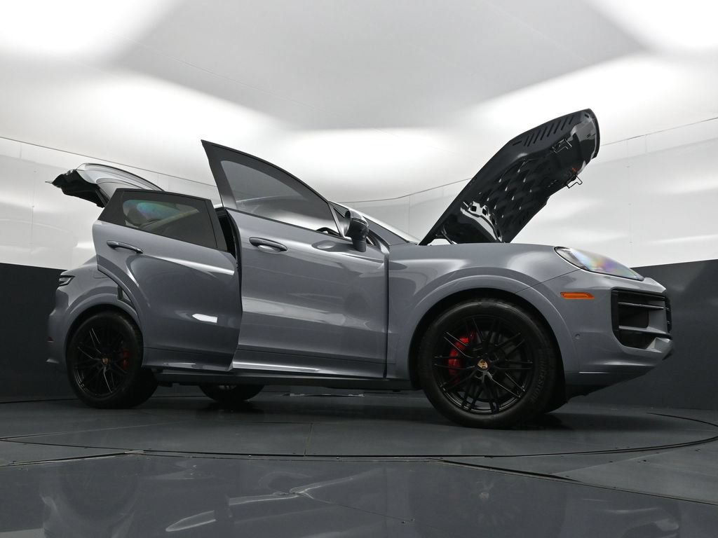 Certified 2025 Porsche Cayenne GTS AWD/4WD image 36