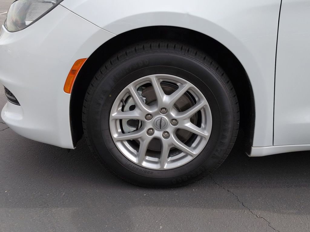 Used 2023 Chrysler Voyager LX image 44