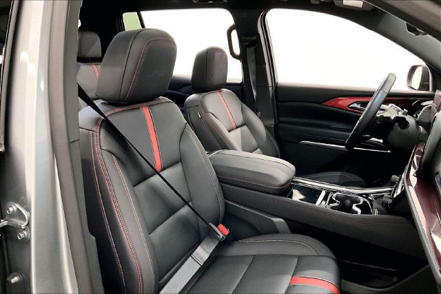 Used 2025 Chevrolet Traverse RS w/ LPO, Floor Liner Package AWD/4WD image 8