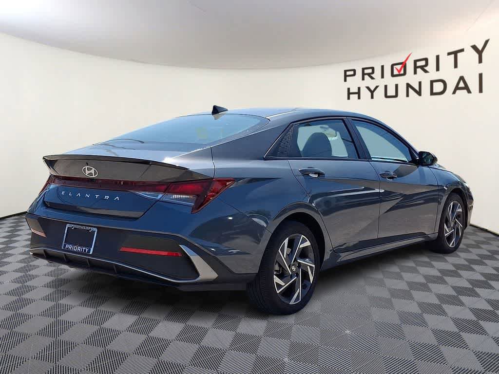 Used 2025 Hyundai Elantra Sport FWD image 4