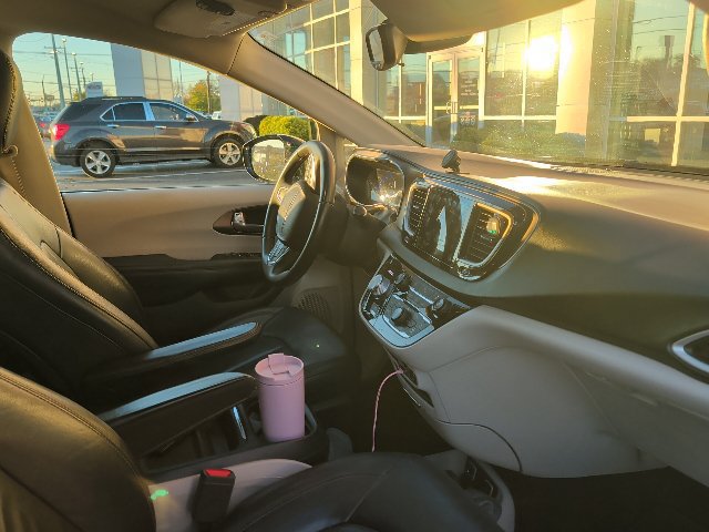 Used 2017 Chrysler Pacifica Touring-L FWD image 20