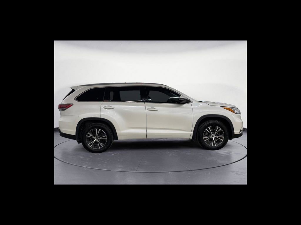 Used 2016 Toyota Highlander XLE image 7
