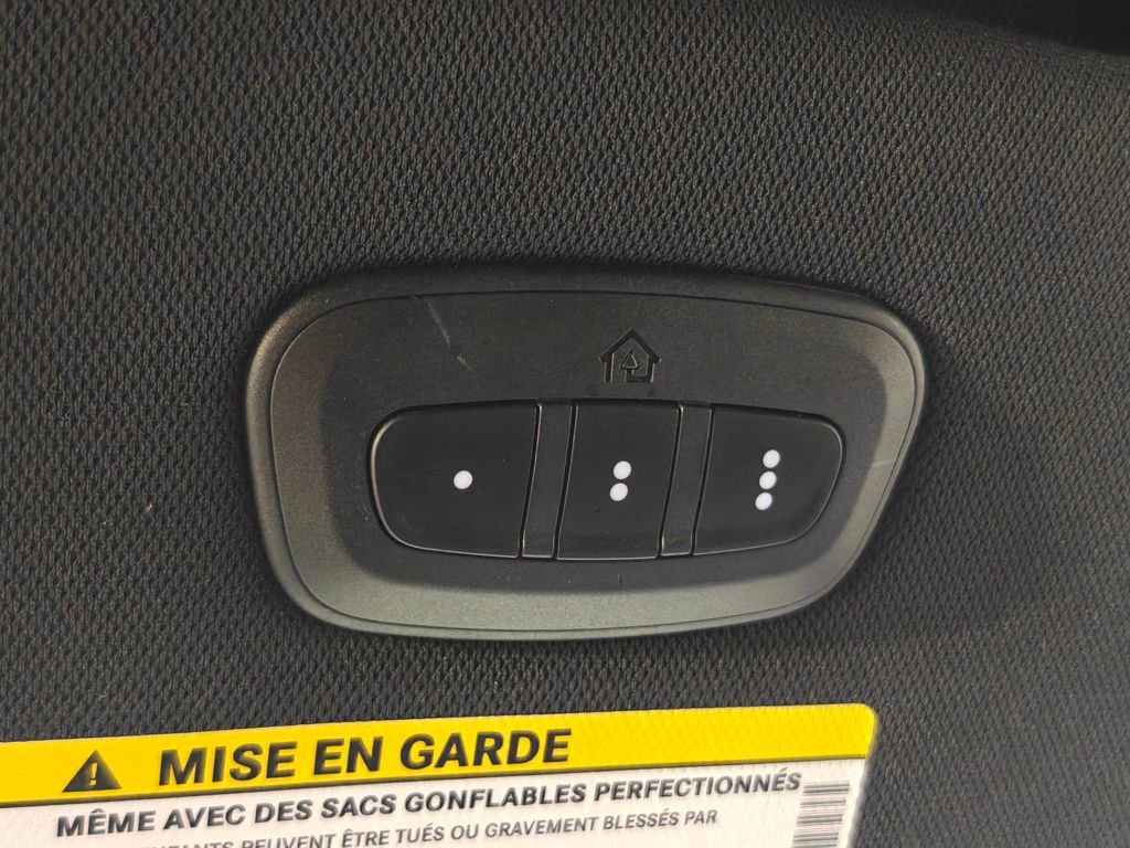 Used 2025 Chrysler Pacifica Select image 10