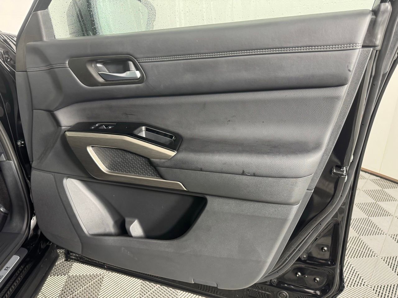 Used 2025 Nissan Pathfinder Platinum image 31