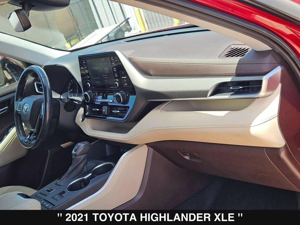 Used 2021 Toyota Highlander XLE AWD/4WD image 32