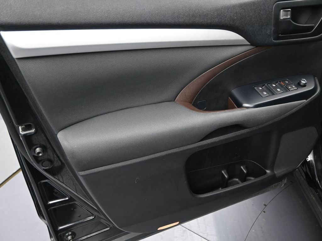 Used 2018 Toyota Highlander LE image 9