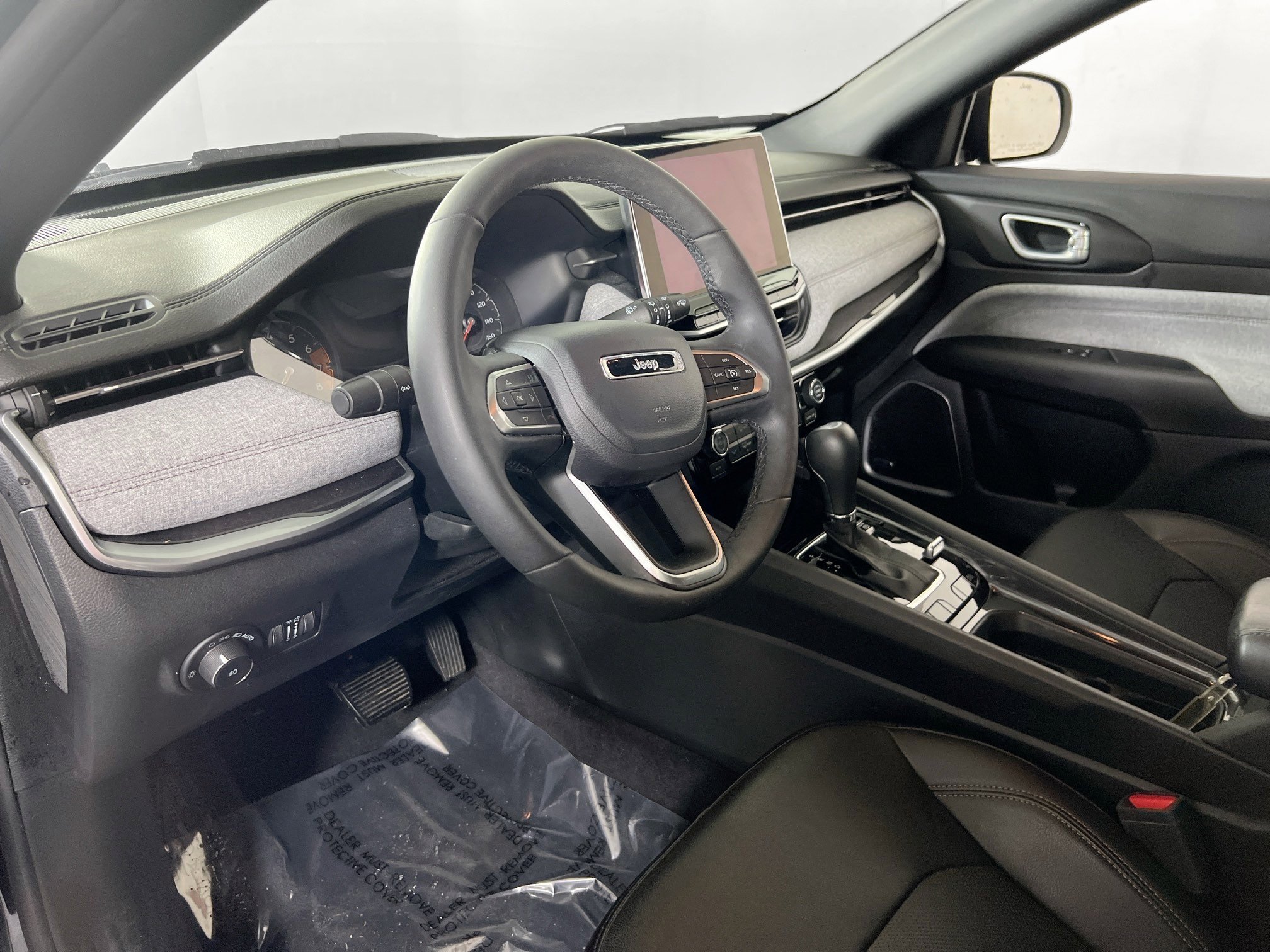 Used 2023 Jeep Compass Latitude w/ Sun and Sound Group AWD/4WD image 9