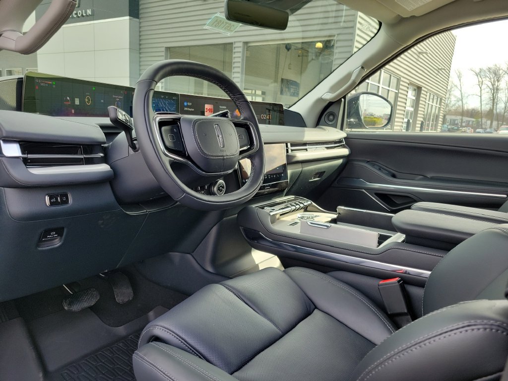 New 2026 Lincoln Navigator L Premier AWD/4WD image 21