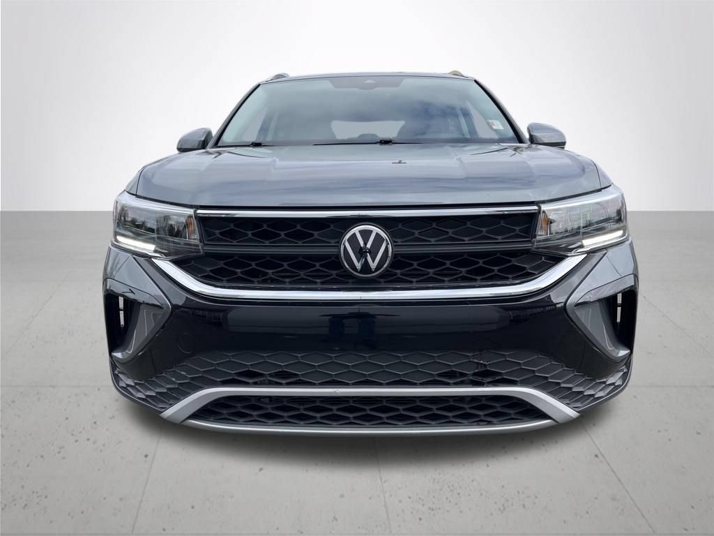 Used 2023 Volkswagen Taos SE w/ Panoramic Sunroof Package FWD image 2