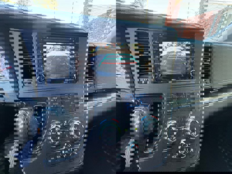 Used 2018 Toyota Sienna SE w/ Carpet Mat Package FWD image 21