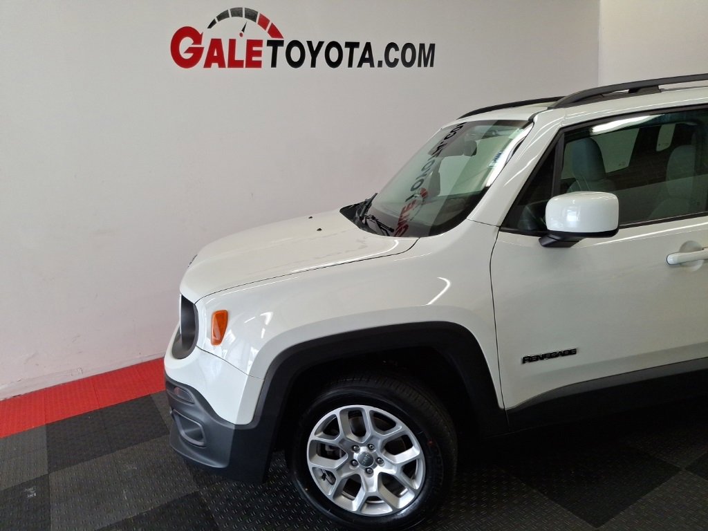 Used 2016 Jeep Renegade Latitude image 3